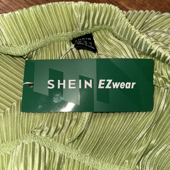 Silky shiny comfy shorts - Picture 4 of 4